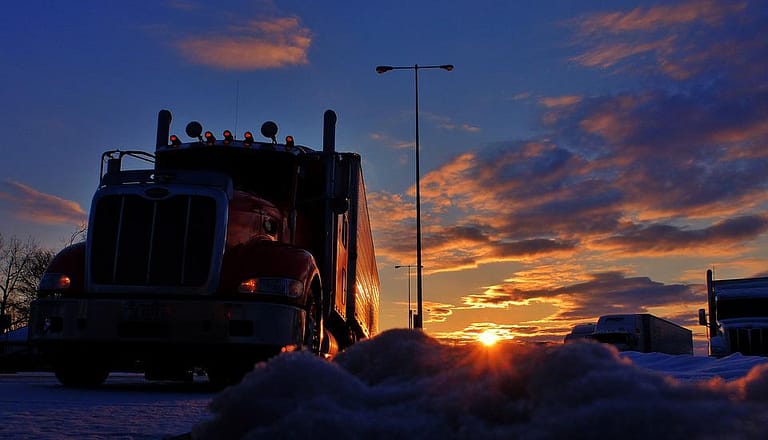 ¿Por qué es importante el transporte de carga pesada para la construcción y las industrias?